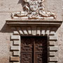 Calle de Rojas. El almohadillado rústico es del siglo XVII. El escudo es atribuido a Antonio Vinazer, 1799.