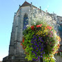 Blumenschmuck vor der Stiftskirche