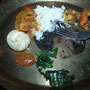 Typisch nepalesisch - Dal (schwarze Linsen), Momos (Teigtaschen) und Paneer (gegrillter Hüttenkäse), dazu Blattspinat