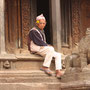 Mann auf den Stufen am Durbar Square in Patan