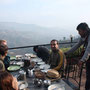 Frühstück auf dem Weg zur Grenze mit Blick auf den Himalaya