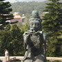 Eine der Heiligen-Statuen beim Buddha