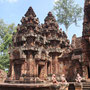 Mit seinen 3 Türmen mutet Banteay Srei ein wenig wie ein Mini-Angkor-Wat an