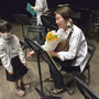 小さなお客さんがマンドラの太田由美子さんに花束を持ってきました。