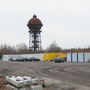 Alter Wasserturm und davor die Container der Bauleitung.