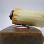 Seifenhalter aus Holz, handgefertigt, Seitenansicht auf Seifenstück mit Kronkorken, links der Schmuckstein, unten der Magnet, rechts das Klebepad