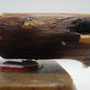 Seifenhalter aus Holz, handgefertigt, Seitenansicht mit Magnet unten, Klebepad rechts, Cabochon links, auf Seifenstück mit Kronkorken