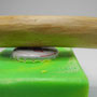 Magnethalter / Seifenhalter aus Holz, mit Magnet, Seitenansicht links, auf grüner Seife (Beispiel)