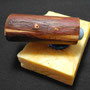 Seifenhalter aus Holz, magnetisch, handgefertigt, Ansicht von schräg oben links, rechts der Aquamarin-Cabochon, auf Seifenstück abgebildet