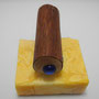 Magnethalter gewachst, handgefertigt, aus Holz, mit Schmuckstein, Ansicht von oben, auf Seifenstück