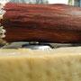Seifenhalter aus Holz, handgefertigt, Seitenansicht rechts, Detail Seifenhalter-Magnet-Kronkorken in Seifenstück