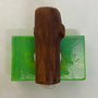 handgefertiger Schlüsselhalter aus Holz mit Magnet auf der Unterseite, auf Seife liegend (zur Ansicht)