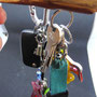 Seifenhalter auch als Kleiderhaken nutzbar, hier: Ansicht mit Schlüsselbund an Magnet und gewachsenem Haken (Beispiel)