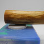 handgefertigter Seifenhalter aus Kirschlorbeer, mit Magnet, Seitenansicht links, auf blauer Seife (Beispiel)