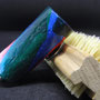 Magnethalter / Seifenhalter aus Holz, lackiert, marmoriert in rot-grün-blau auf weißem Untergrund, Ansicht von links, mit Schraube und Nagelbürste