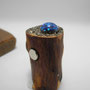 Magnethalter mit geklebtem Resin-Cabochon, Ansicht von schräg unten, mit Magnet