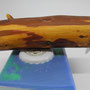 Seifenhalter magnetisch, aus Holz, mit Restrinde, Seitenansicht rechts, auf einem Stück Seife mit Kronkorken, rechts das Klebepad
