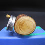Seifenhalter mit Ringablage, Detailansicht Stirnseite (mit Jahresringen), mit aufgehängten Ringen links, abgebildet auf einem Stück grün-blauer Seife