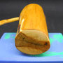 Magnethalter aus Holz, handgefertigt, Ansicht von schräg oben, auf einem Stück Seife liegend (Beispiel)