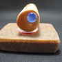 Magnetseifenhalter aus Holz, Stirnansicht mit blauem Cabochon, auf Seifenstück abgebildet