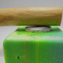 Seifenhalter für das Gästebad, aus hellem Holz, mit Magnet, Seitenansicht rechts, auf grüner Seife (Beispiel)