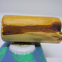 handgefertigter Seifenhalter aus Holz, mit Magnet, Seitenansicht rechts, auf grün-blauer Seife mit Kronkorken (Beispiel)