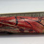 roter Seifenhalter aus Holz, handgefertigt, Seitenansicht rechts, unten der Magnet, rechts das Klebepad, im Hintergrund ein Maßstab