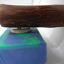 Magnethalter aus Holz, Seitenansicht rechts auf einem Stück blauer Seife