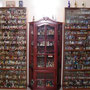 Estantes y mueble armables con puertas de vidrio.