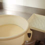 La bassine de fromages blancs prêts à être moulés