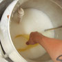 Récupération du lait fermenté au pichet