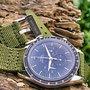 Band: Humdinger Split Olive  | Uhr: Omega Speedmaster FOIS