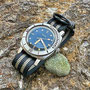 Band: Red. US Mil Nato »Bond« | Uhr: Vetta 1000 aka Baby Panerai