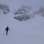 Hier geht Patti am Einstieg zur Tschenglser Hochwand vorbei, der Gipfel noch ersichtlich