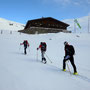 zügig geht an der Hütte vorbei