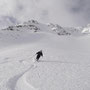 Hier Patti im „Auslauf“ bei tollem Pulver, dahinter sieht man den eingeblasenen Schnee, welcher abgerutscht ist. Ganz hinten (links) der Sielva