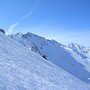 rutschten (klassischer Innenskifehler) wir der Aufstiegsspur folgend runter. Im Hintergrund Madatschknoot, Hohes Kreuzjoch und ganz klein König & Ortler