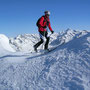 die letzten Meter vor dem Gipfel, tolles Panorama in Hintergrund mit Weisskugel d