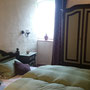 Das rustikale Schlafzimmer mit dem Doppelbett