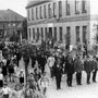 Spitze des Festumzuges am 3. Schützenfesttag 1948 vor dem Bahnhofshotel