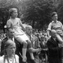 Nach gefallenem Königsschuß der Kinderschützen 1948: Kinderkönig Jürgen Burfeind und Kinderkönigin Helga Wolter