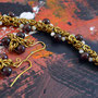 Chainmaille-Armband in Messing mit rotem Granat und Perlmutt, Ohrschmuck mit rotem Granat