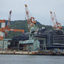 Schiffswerft in Nagasaki beim Bau eines Kreuzfahrtschiffes