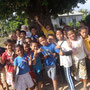 Kinder, die sich in Tonga gerne fotografieren lassen und im Nu Aufstellung nehmen