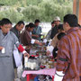 Beim Bogenschiessen - Nationalsport der Bhutaner 