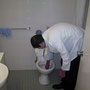 Hier werden die SchülerInnen -Toiletten ebenfalls sauber gemacht. Training on the Job