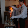 Flambierter "Zar Alexander" halb Kaffee, halb geschmolzene Schokolade, Wodka, Zucker, Caramel, Pistazien, Schlagobers gesüßt mit Vanillezucker, serviert in GlasTassen.