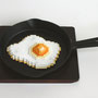 Low pixel CG 「焼き加減・目玉焼き」　　　       2011  ceramic,ステーキ皿  30×22×5(cm)　　個人蔵