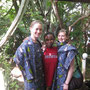 In afrikanischen Kleidern mit unserer Köchin Neema
