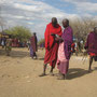 Massai begutachten ihre Handys